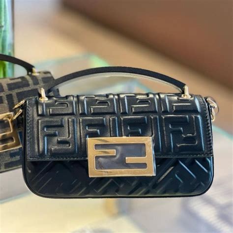 fendi 携帯電話ポーチ|バゲット 携帯電話ポーチ レザー シルバー .